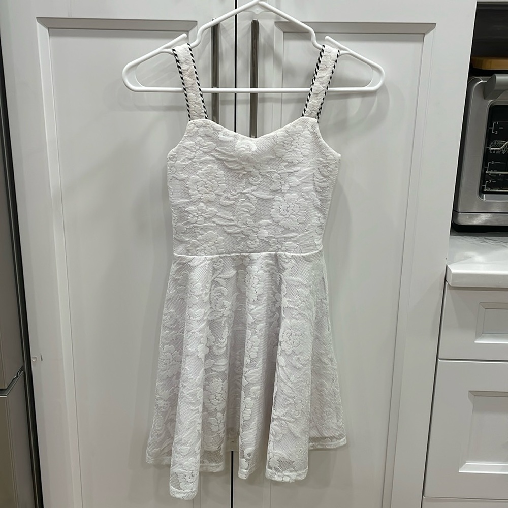 Sally Miller Girl’s Couture Dress Size: M. White lace